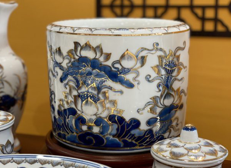 Sự phản chiếu ánh sáng của bát hương